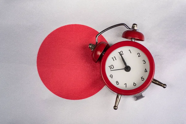 Japan Flagga Och Vintage Väckarklocka Närbild Tid Att Resa Till — Stockfoto