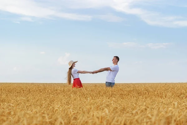 Young Couple Standing Middle Wheat Field Holding Hands Romance Countryside — Stock Photo, Image