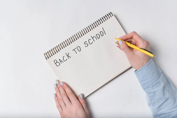 Mão Feminina Escreve Bloco Notas Uma Palavra Voltar Escolho Vista — Fotografia de Stock