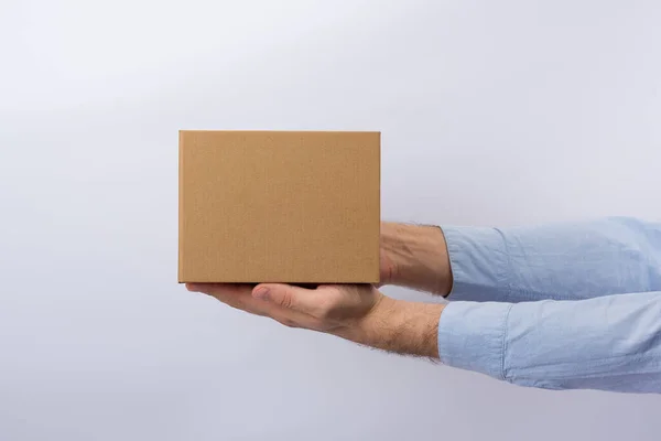 Homem Segurando Caixa Comprimento Braço Fundo Branco Caixa Papelão Quadrada — Fotografia de Stock