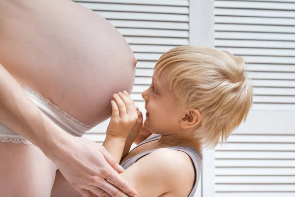 Mujer Embarazada Con Hijo Primer Hijo Lindo Niño Tocando Vientre —  Fotos de Stock