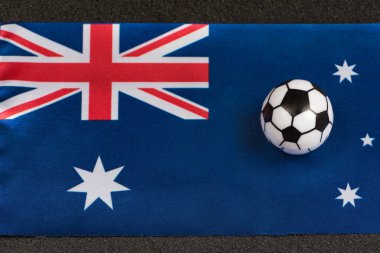 Avustralya Bağımsız Devletleri bayrağı ve küçük oyuncak topu. Avusturalya futbolu.