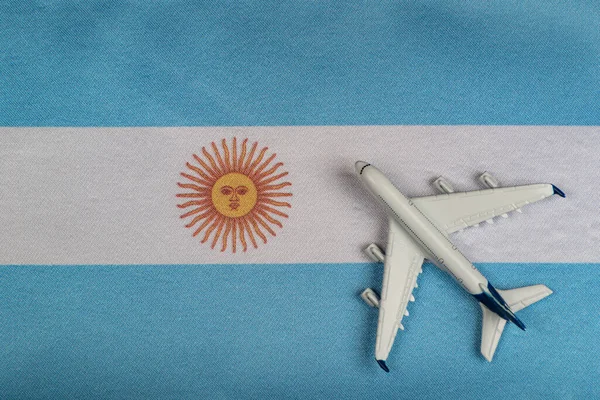 Σημαία Αργεντινής Και Μοντέλο Αεροπλάνου Άνοιγμα Των Συνόρων Μετά Την — Φωτογραφία Αρχείου
