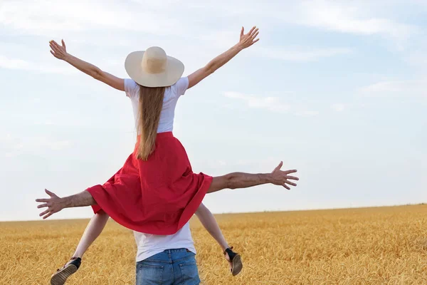 Jeune Couple Qui Traîne Dans Champ Blé Homme Femme Amusent — Photo