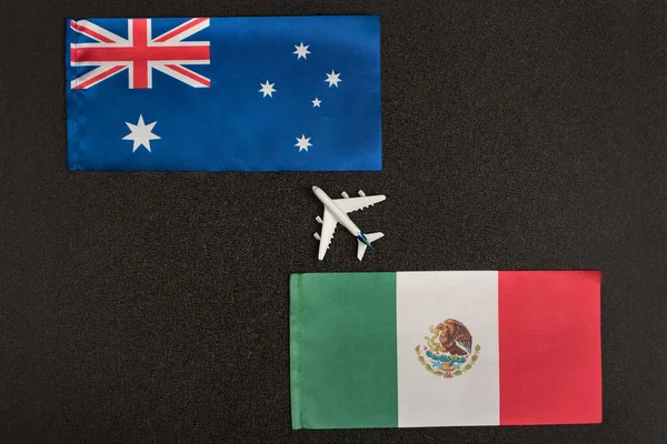墨西哥和澳大利亚的国旗和小型飞机 从墨西哥飞往澳大利亚的概念 检疫后的间歇性飞行 — 图库照片