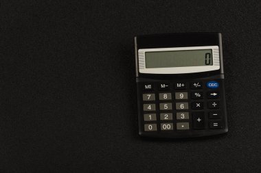 Siyah arkaplanda hesap makinesi. Üst Manzara. Hesaplamalar, muhasebe