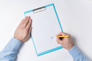 Erkek ellerinin ve belgelerinin üst görüntüsü. Adam kağıda imza atıyor..