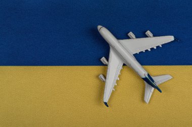 Ukrayna bayrağı ve model uçak. Karantina sonrası uçuşların devamı, sınırların açılması. Ukrayna 'ya seyahat.