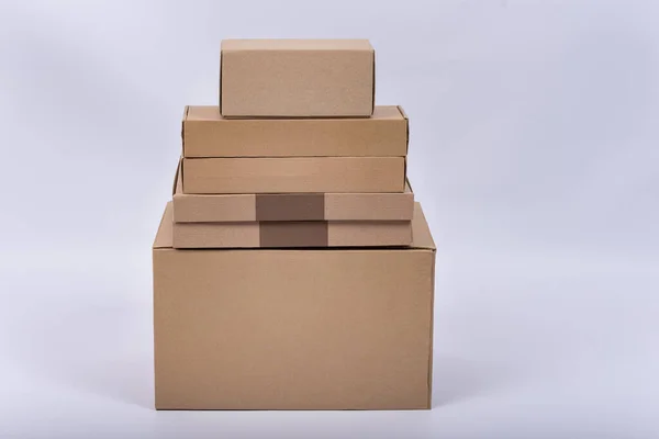 Einige Kartons Liegen Auf Weißem Hintergrund Übereinander — Stockfoto