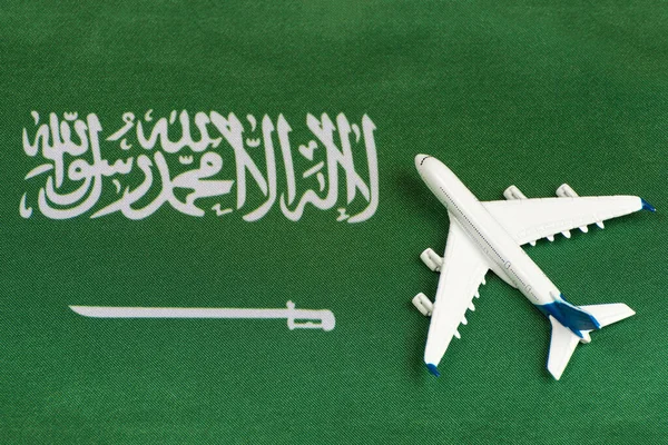 Saudiarabiens Flagga Och Modellflygplan Öppnar Gränser Efter Karantän Resor — Stockfoto