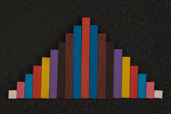 Karte Der Farbigen Holzteile Mehrfarbiges Dreieck Abstract Auf Schwarzem Hintergrund — Stockfoto