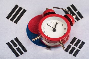 Güney Kore bayrağı ve klasik çalar saat kapanıyor. Seyahat zamanı..