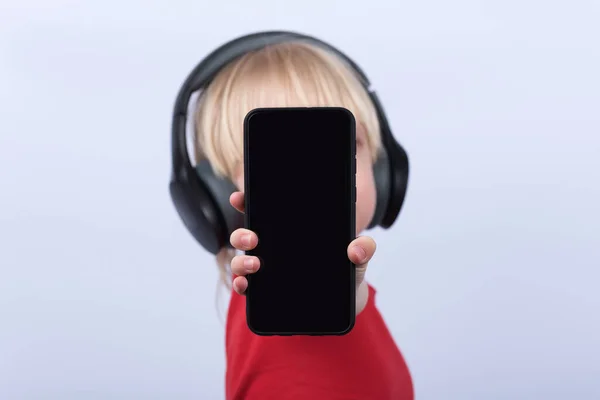 Παιδί Κρατάει Κινητό Τηλέφωνο Smartphone Close Μαύρη Οθόνη — Φωτογραφία Αρχείου