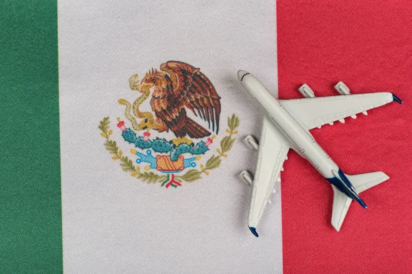 墨西哥国旗和模型飞机 检疫后恢复航班 前往墨西哥的旅行 — 图库照片