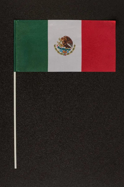 墨西哥国旗 黑色背景 带条纹的三色旗绿色白色红色 垂直框架 — 图库照片
