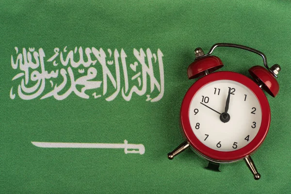 Saudiarabien Flagga Och Vintage Väckarklocka Närbild Grön Flagga Med Svärd — Stockfoto