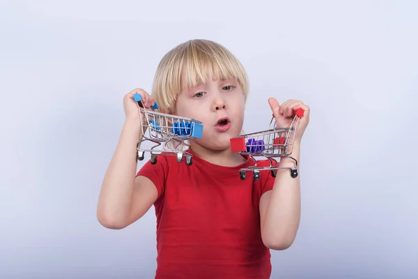 Blond Jongetje Speelt Met Twee Miniatuur Boodschappenkarretjes Kinderwinkel — Stockfoto