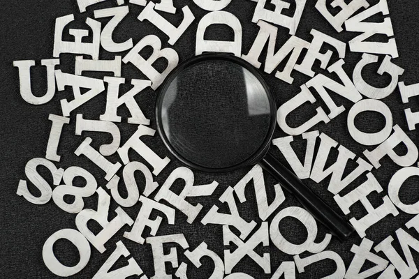 Verre Grossissant Entouré Lettres Alphabet Anglais Sur Fond Noir Mots — Photo