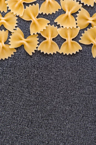 Farfalle Italiensk Pasta Bow Tie Pasta Grå Bakgrund Vertikal Ram — Stockfoto