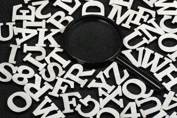 Verre Grossissant Entouré Lettres Alphabet Anglais Sur Fond Noir Mots — Photo