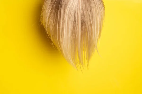 Светлые Волосы Ярко Желтом Фоне Естественные Светлые Волосы — стоковое фото