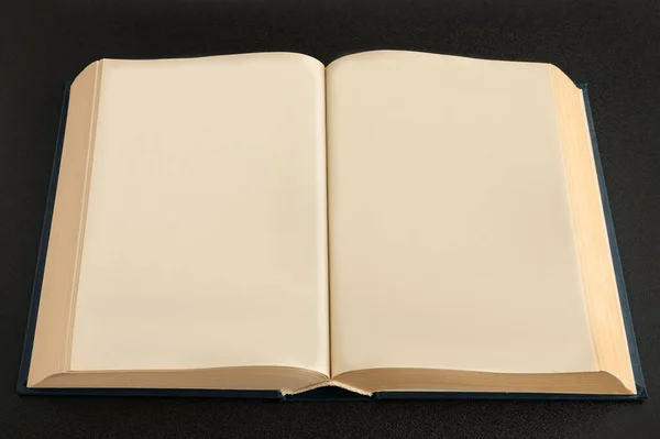 Otwarta Księga Lub Makieta Notatnika Pustymi Stronami Czarnym Tle — Zdjęcie stockowe