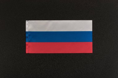 Siyah arka planda Rusya bayrağı. Rusya Federasyonu 'nun ulusal sembolü.