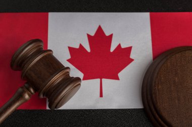 Kanada bayrağından Yargıç Tokmak. Kanada yasaları. Hukuk ve adalet