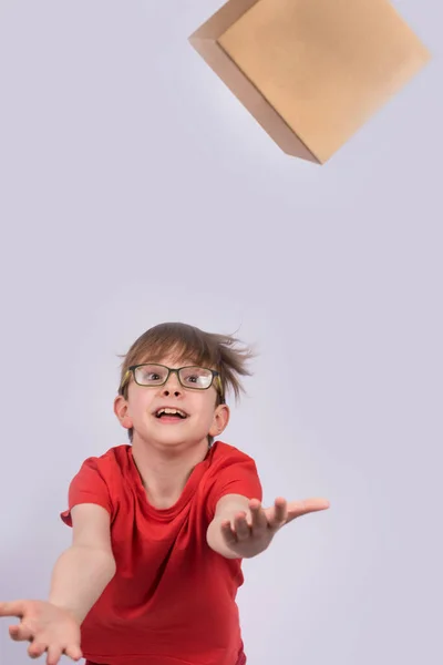 Αγόρι Πετάει Κουτί Και Πιάνει Φωτογραφίες Κίνηση Κάθετο Πλαίσιο — Φωτογραφία Αρχείου