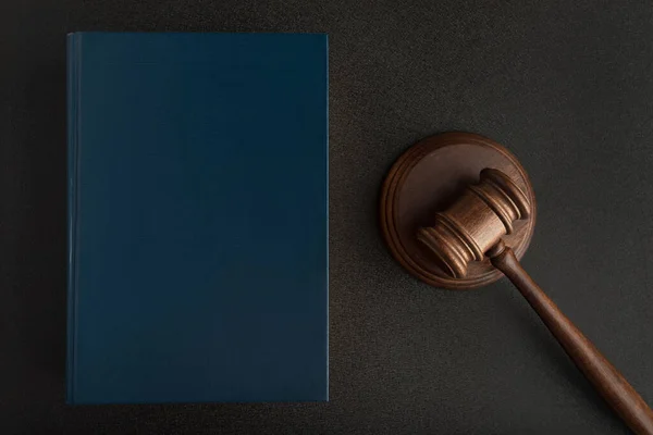 关于黑色背景的法律法官锤或槌和法律书籍 判例法 法律和司法 — 图库照片