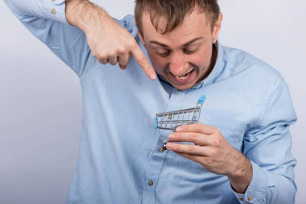 Uomo Tiene Piccolo Carrello Della Spesa Punti Con Dito Nel — Foto Stock