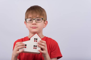 Manken evi tutan bir öğrenci. Evde eğitim kavramı