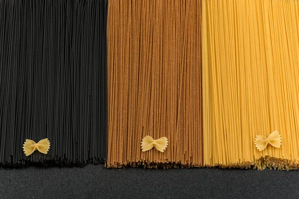 Schwarze Braune Und Helle Spaghetti Verschiedene Arten Italienischer Spaghetti Trockenmasse — Stockfoto