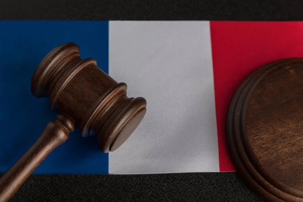 Σφυρί Της Δικαιοσύνης Στη Σημαία Της Γαλλίας Κλείνει Συνταγματικό Δίκαιο — Φωτογραφία Αρχείου