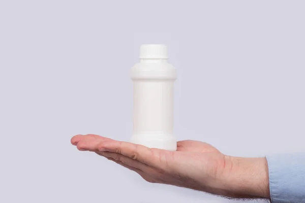 手掌心的白色塑料药罐靠拢 复制空间 莫科普 — 图库照片
