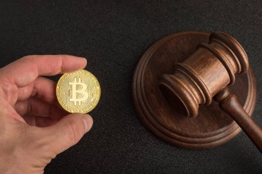 Kanun ya da açık arttırma tokmağı ve bitcoin elinde. Bitcoin dolandırıcılığı konusunda anlaşmazlık. Kripto para birimi mevzuatı