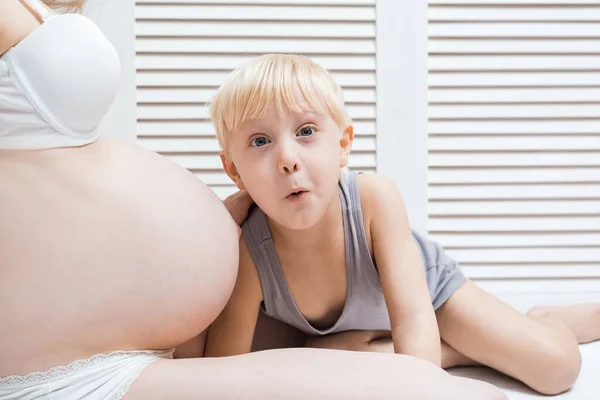Беременная Мама Удивленный Блондин Концепция Второй Беременности — стоковое фото