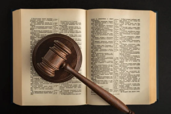 Gavel法官和法律书籍靠近点顶部视图 司法和法律概念 — 图库照片