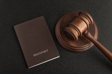 Pasaportlar ve yargıç tokmağı gri siyah arka planda. Yasal göçmenlik. Vatandaşlık al.
