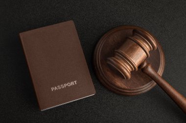 Pasaportlar ve yargıç tokmağı gri siyah arka planda. Yasal göçmenlik. Vatandaşlık al.