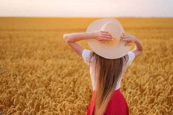 Jovem Chapéu Fundo Campo Trigo Fim Semana Livre Campo — Fotografia de Stock