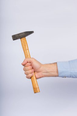 Beyaz arka planda çekiçli bir erkek. Pençe çekiç kenarı görünümü
