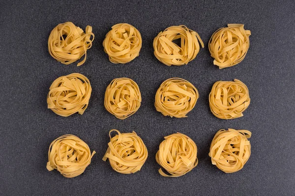 Fettuccine Tagliatelle Pasta Auf Grauem Hintergrund Spaghettinester Rohkost Für Die — Stockfoto