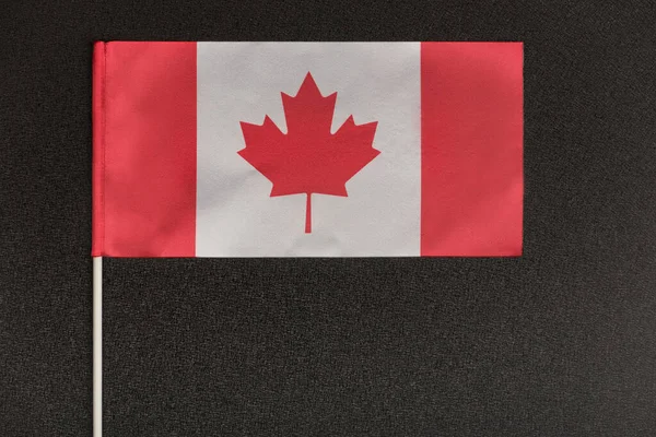 Siyah Arka Planda Kanada Bayrağı Kanada Nın Ulusal Sembolü — Stok fotoğraf