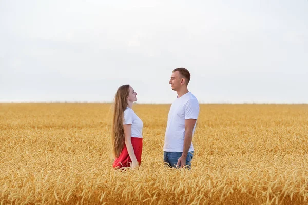 Jongeman Vrouw Die Het Tarweveld Staan Elkaar Aankijken — Stockfoto