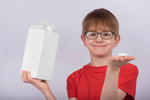 Een Jongen Met Een Bril Met Een Doos Melk Sap — Stockfoto