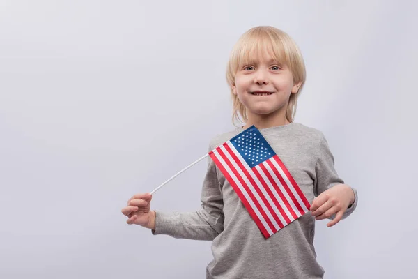 Jeune Garçon Tenant Drapeau Américain Sur Fond Blanc Étude Anglais — Photo