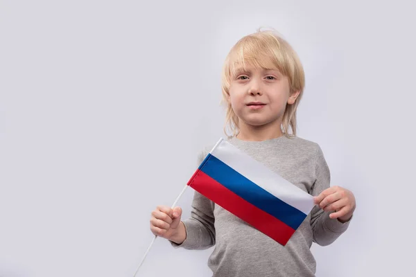 Retrato Menino Loiro Bonito Com Bandeira Rússia Mãos Sobre Fundo — Fotografia de Stock