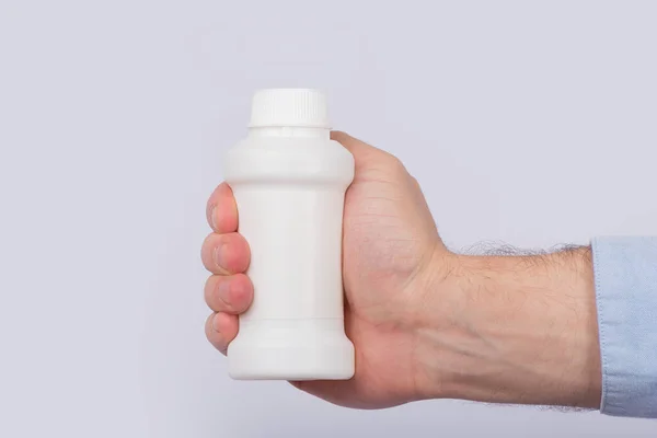 Hombre Sosteniendo Mano Botella Plástico Pastillas Copiar Espacio Plantilla Burla —  Fotos de Stock