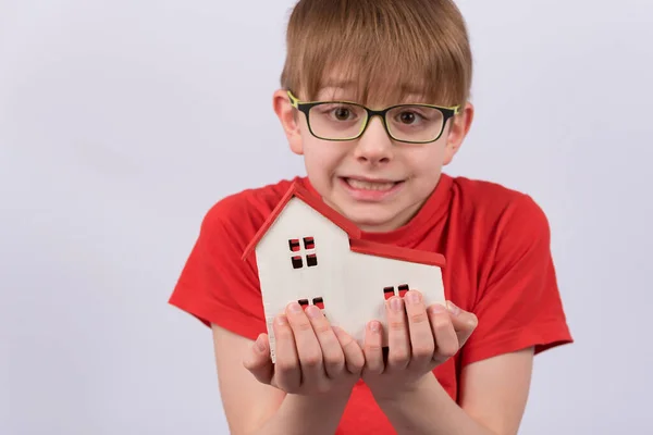 Dziecko Trzyma Model Domu Białym Tle Słodki Chłopak Okularach Trzymający — Zdjęcie stockowe